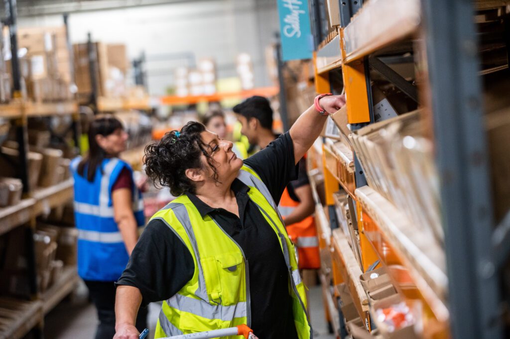 dee set worker checking stock