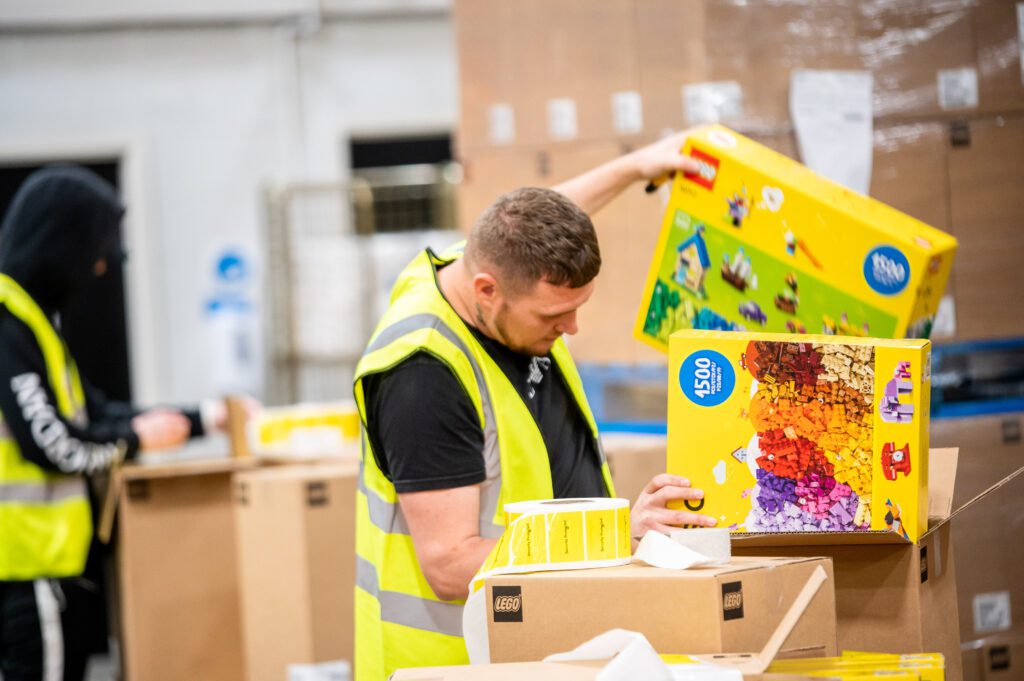 dee set warehouse worker checking box